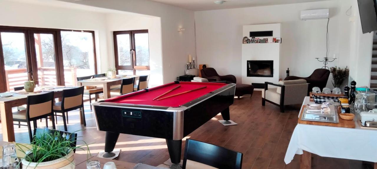 Casa Comilor Bed & Breakfast Surdesti  Bagian luar foto